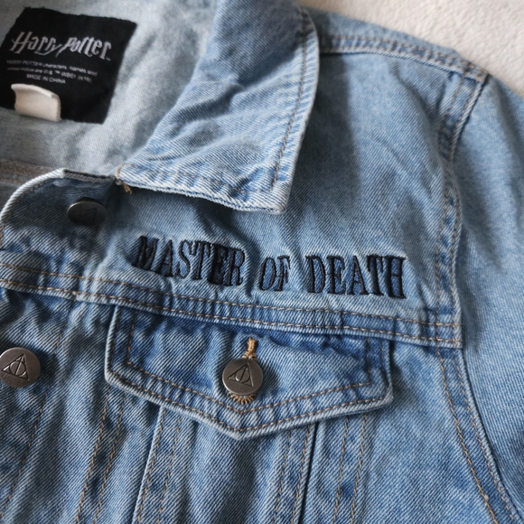 HOT TOPIC Harry Potter Deathly Hallows Crop Denim Jacket Size L - Picture 5 of 12